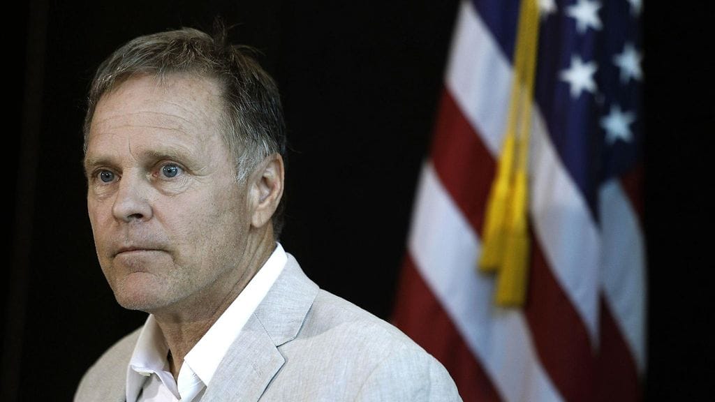 Pohjois-Koreasta vapautetun opiskelijan Otto Warmbierin isä lehdistötilaisuudessa.