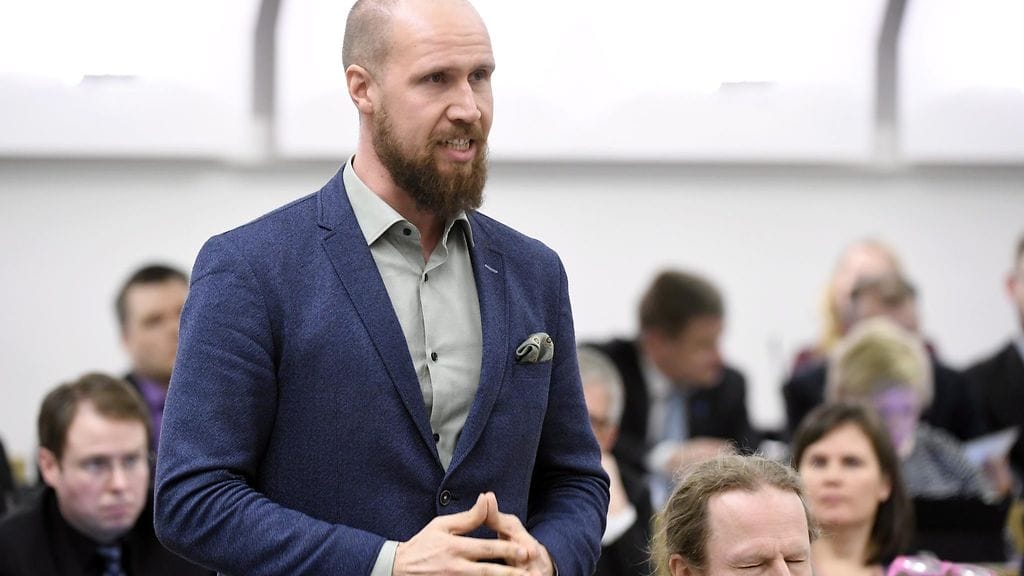 VIhreiden puheenjohtajan Touko Aallon mukaan tiedustelulait tarvitaan, mutta niitä ei välttämättä tarvitse säätää kiireellisinä.