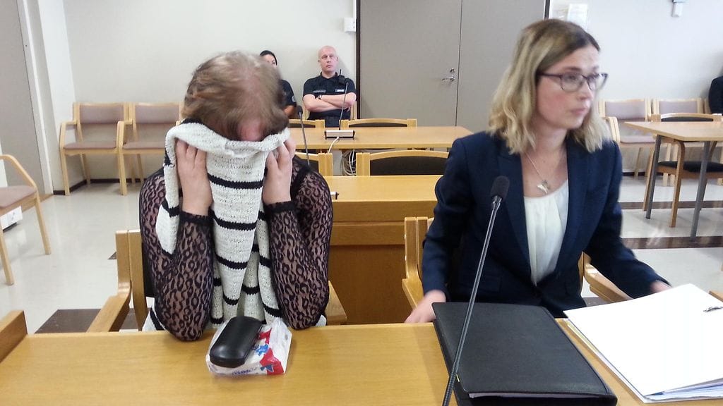 Syytetty peitteli kasvojaan oikeusistunnon alkaessa.