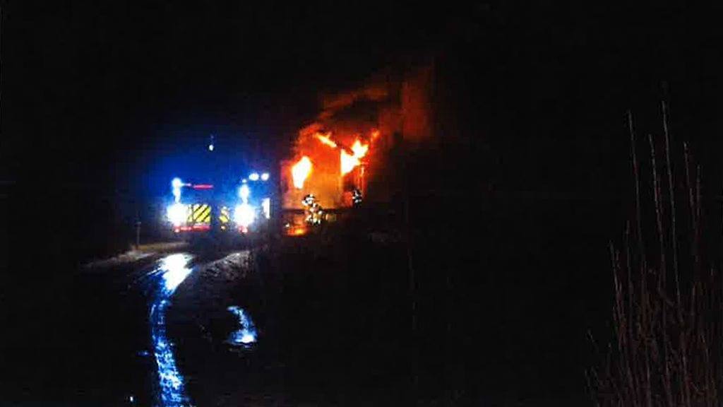 Ensimmäisen palopaikalle saapuneen poliisipartion ottama kuva rakennuksesta, joka roihusi Tammelassa, Kanta-Hämeessä 20. helmikuuta 2017.