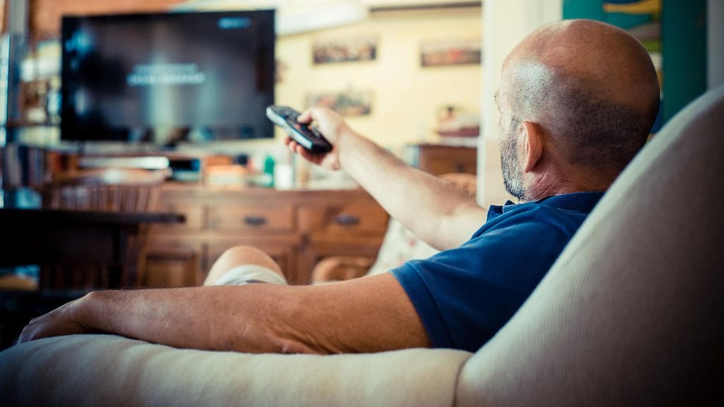 Television katselun haitallisuutta saattaa selittää myös siihen yhdistyvä napostelu. Kuvituskuva.