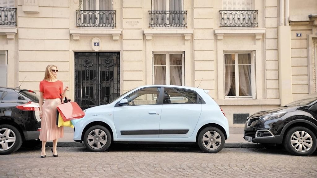 Renaultin mainoksessa nainen käyttää samaa lakkaa kynsiinsä ja autoonsa.