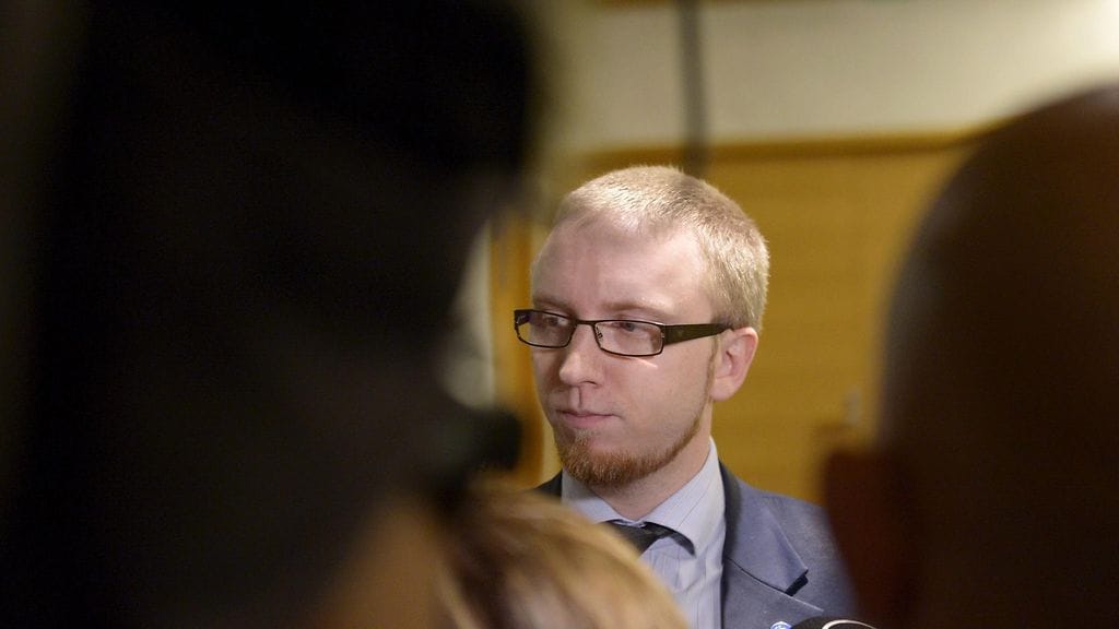 Perussuomalaisista eronnut, Uusi vaihtoehto -ryhmän puheenjohtaja Simon Elo puhuu toimittajille Uuden vaihtoehdon eduskuntaryhmän kokouksen jälkeen eduskunnassa Helsingissä 16. kesäkuuta 2017.