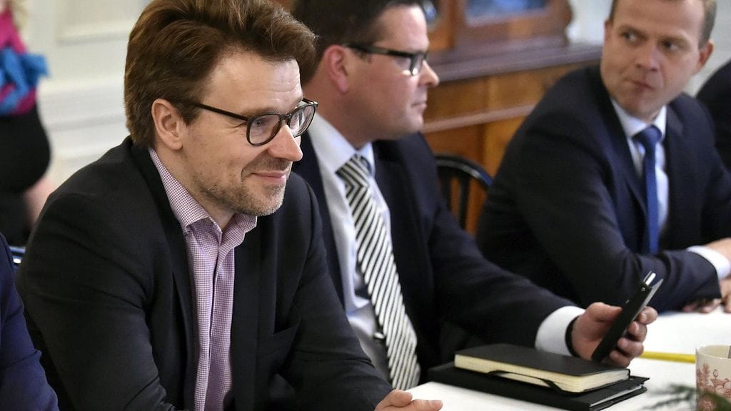 Vihreiden puheenjohtaja Ville Niinistö, Kokoomuksen ministeriryhmän erityisavustaja Anssi Kujala ja Kokoomuksen puheenjohtaja Petteri Orpo (oik.) Kesärannassa alkuillasta Helsingissä 13. kesäkuuta 2017.