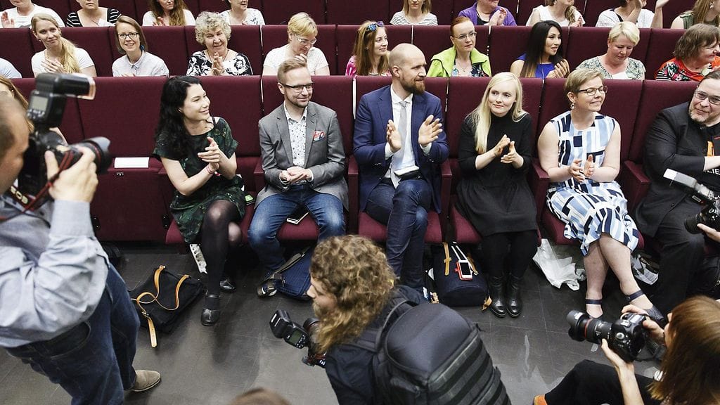 Puheenjohtajaehdokkaat Emma Kari (vas.), Olli-Poika Parviainen, Touko Aalto, Maria Ohisalo, Krista Mikkonen ja vihreiden puoluekokouksessa Tampereella lauantaina 17. kesäkuuta 2017.