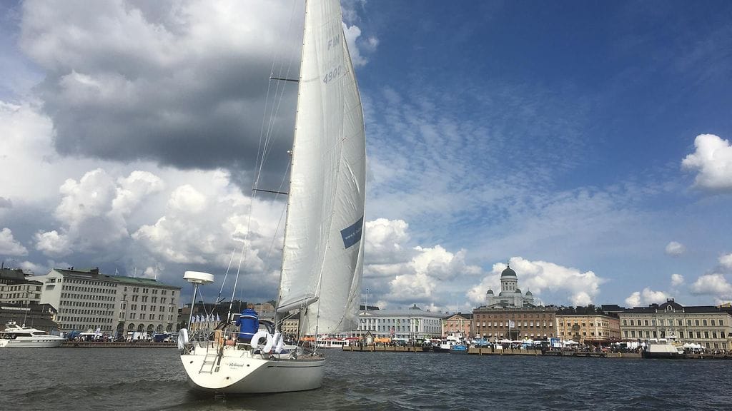 Tasan 30 vuotta sitten Hjallis Harkimo palasi kotiin yksinpurjehdukseltaan maapallon ympäri. Harkimo rantautui tänään samalla purjeveellä Kauppatorin rantaan.