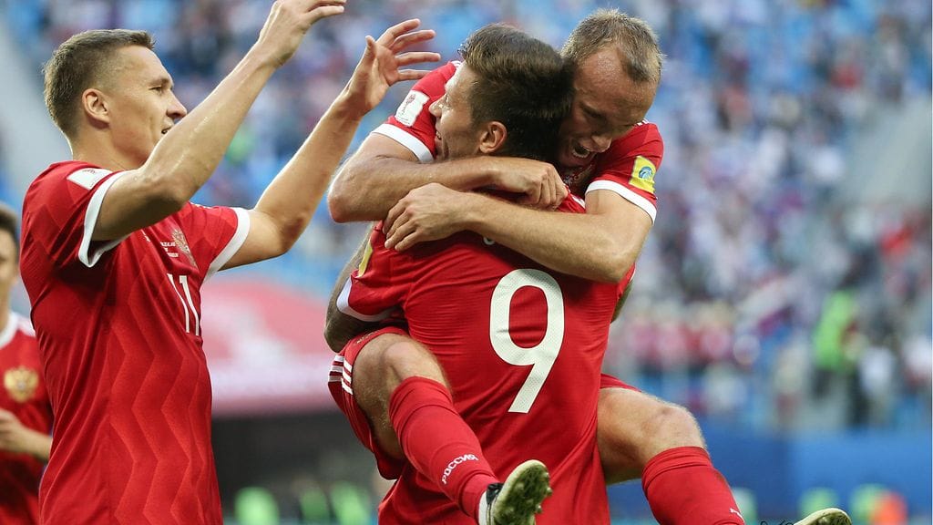 Venäläiset juhlivat Denis Glushakovin tekemää 1-0-osumaa.