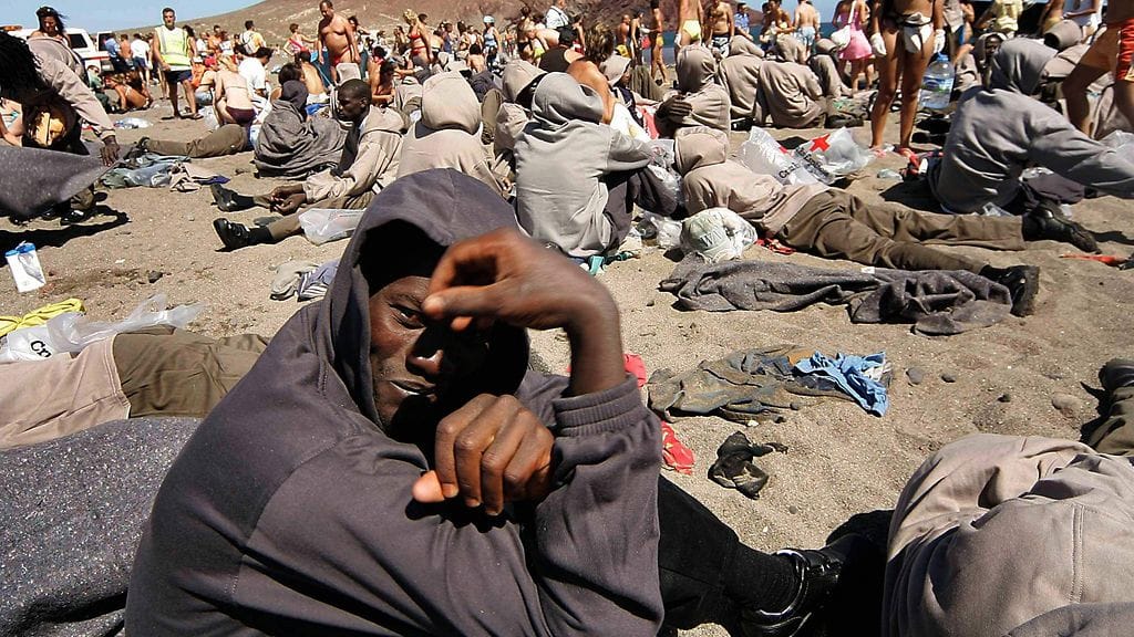 Vuonna 2006 viranomaiset pysäyttivät yli 4 000 ihmistä, jotka pyrkivät veneellä Afrikasta Kanarialle. Kuva Teneriffalta.