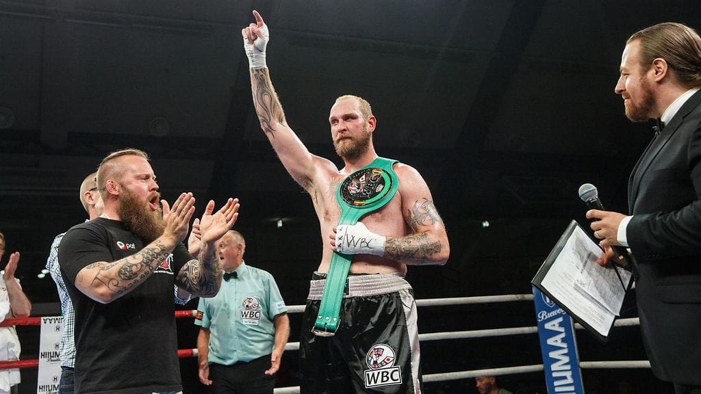 Robert Helenius tuuletti voittoaan.