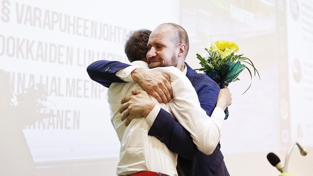 Puoluesihteeri Lasse Miettinen halaa puheenjohtajaksi valittua Touko Aaltoa vihreiden puoluekokouksessa Tampereella sunnuntaina 18. kesäkuuta 2017.