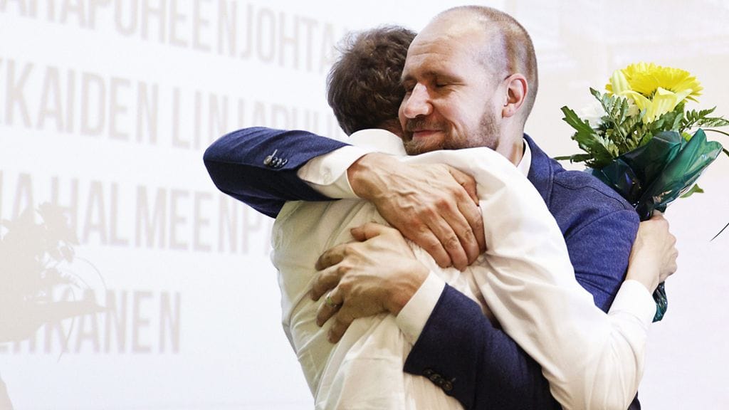 Puheenjohtajaksi valittu Touko Aalto halasi vihreiden puoluesihteeri Lasse Miettistä kesäkuun puoluekokouksessa.