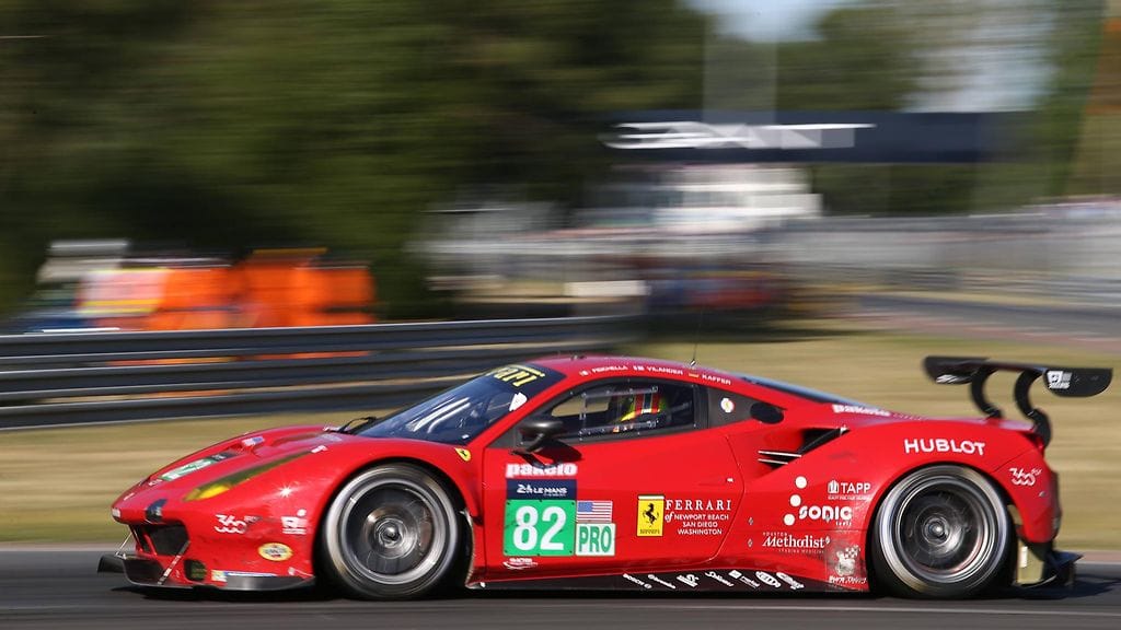 Vilanderin, Fisichellan ja Kafferin Ferrari-auto Le Mansin radalla ennen ulosajoa lauantaina.