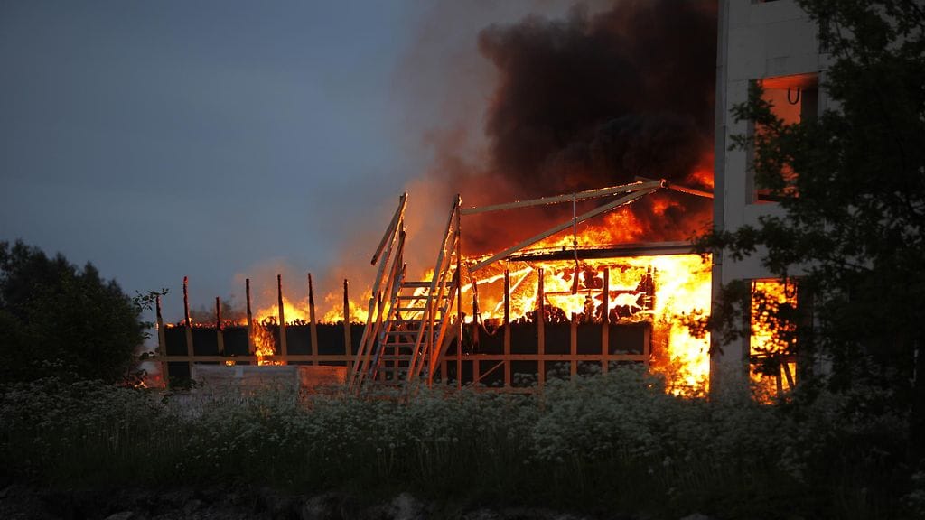 Suuren rakennusvaiheessa olevan kerrostalon edustalla oleva rakennelma paloi täysin ja liekit nousivat päivystävän palomestarin Kimmo Suomisen mukaan noin 15 metrin korkeuteen. Kuva: Mikko Kukkanen