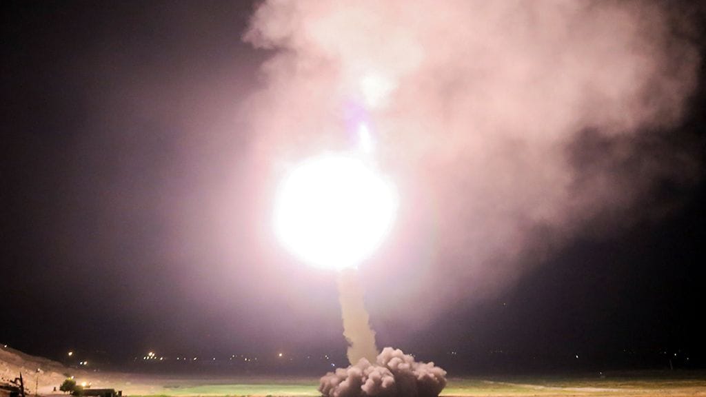 Iranin valtiollisen televisiokanavan julkaisema kuva ohjuksen laukauksesta.