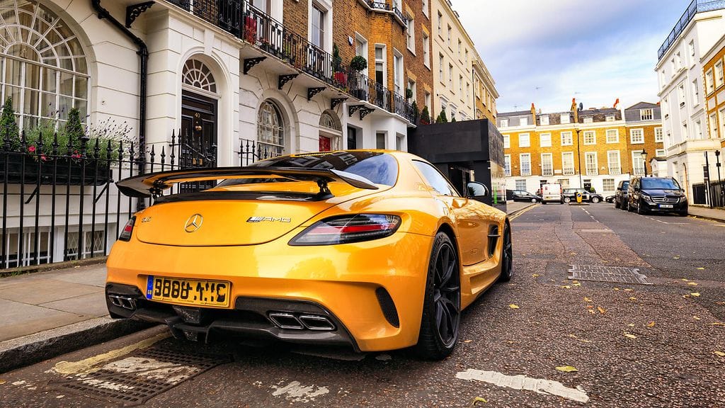 Uskaltaisitko jättää satojen tuhansien eurojen arvoisen autosi seisomaan kadunvarsiparkkiin?