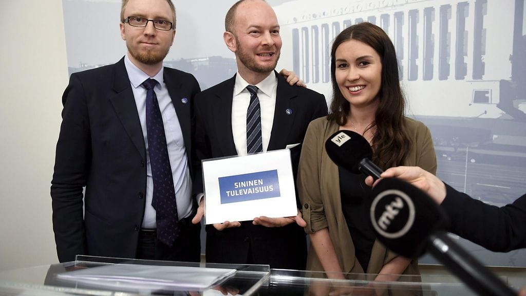 Uuden vaihtoehdon ryhmäjohtaja Simon Elo (vas.), ministeri Sampo Terho ja Tiina Elovaara kertovat ryhmän uudesta perustettavasta puolueesta nimeltä Sininen Tulevaisuus ennen eduskunnan täysistuntoa 19. kesäkuuta 2017.