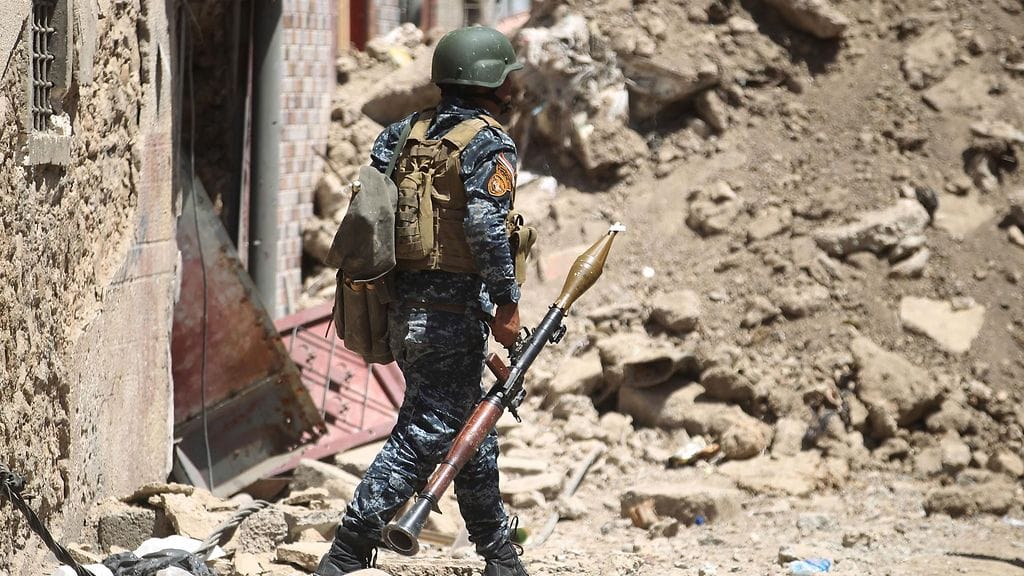 Irakin joukkojen sotilas kuvattuna Mosulissa 19.6.2017. Irakilaisjoukot ovat vallanneet Mosulia takaisin lokakuusta lähtien.