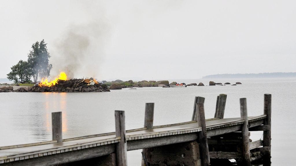 Kokko juhannusaattona Tammion kalastajakylässä itäisellä Suomenlahdella Haminan edustalla juhannusaattona 24. kesäkuuta 2016.