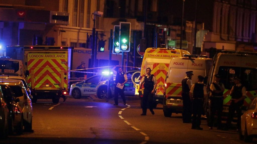 Lontoon poliisin mukaan kymmenkunta ihmistä loukkaantui, kun 48-vuotias mies ajoi tahallaan ihmisten päälle moskeijan lähellä viime yönä.