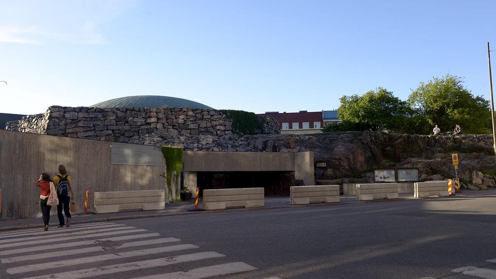 Temppeliaukion kirkon eteen pystytetyt betoniesteet, 19. kesäkuuta 2017.