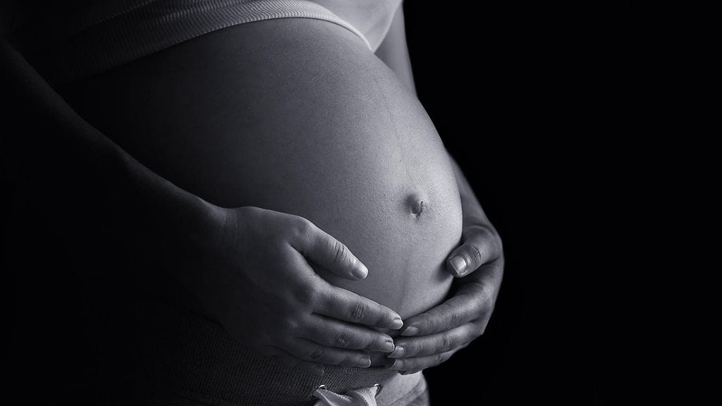 Uusi havainto raskausmyrkytyksen alkuperästä voi auttaa tunnistamaan ennakolta äidit, joiden riski sairastumiseen on kohonnut. Kuvituskuva.
