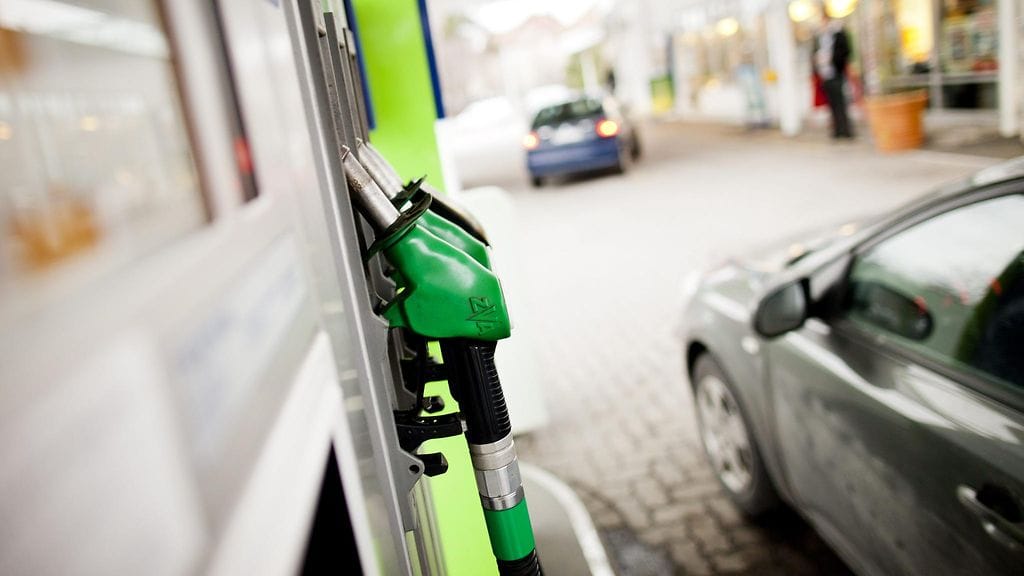 Polttoainepistooleja Eläintarhan Nesteen huoltoasemalla Helsingissä.