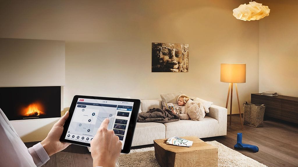Kotiautomaatiota voidaan ohjata esimerkiksi tabletilla tai älypuhelimella.