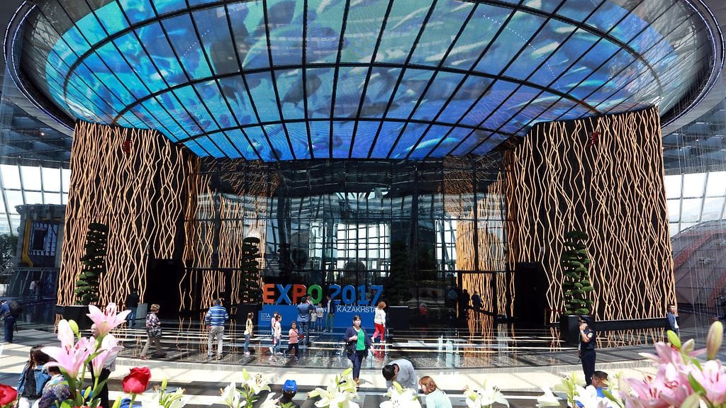Virallisen tiedon mukaan maailmannäyttelyn järjestäminen maksoi Kazakstanille noin 1,3 miljardia dollaria.