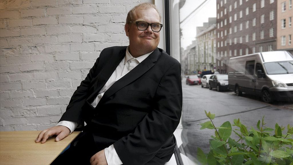 Sami Helteellä on kaksi ammattia, kylmäkkö ja lastentarhanavustaja. Helle kuitenkin työskentelee Lyhty ry:n musiikkipajassa muusikkona.