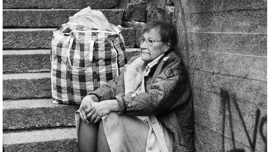 Halonen esiintyy kampanjassa vähävaraisena kadulla.