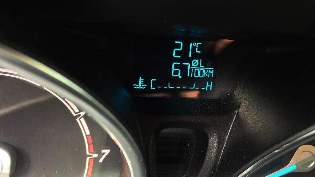 Pysäköidyn Ford Fiestan lämpömittari, kun ulkona on 13 astetta lämmintä.
