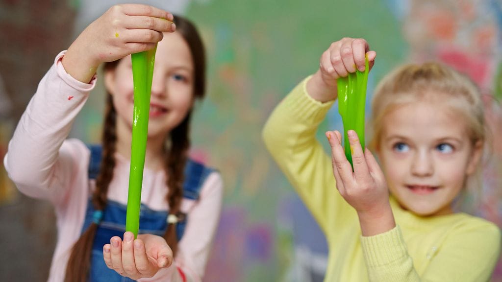 Turvallisuus- ja kemikaaliviraston Tukesin tietojen mukaan suomalaislapset tilaavat verkkokaupoista booraksia leikkiliman tekoa varten.  Kuvituskuva.