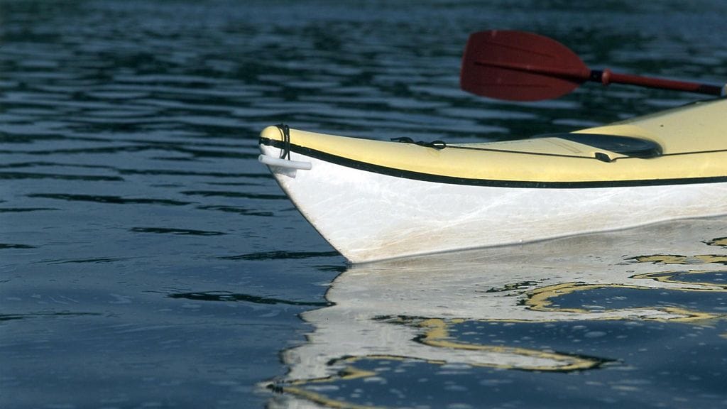 Kanootissa ollut mies pääsi pelastautumaan rantaan, mutta kanootissa ollut nainen oli poliisin mukaan lauantai-iltapäivänä edelleen kateissa.