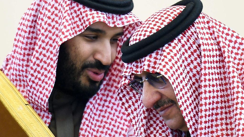 Mohammed bin Salman (vasemmalla) on Saudi-Aravian uusi kruununprinssi.  Mohammed bin Nayef irtisanottiin tehtävästään ja samalla sai myös potkut sisäministerin pestistään.