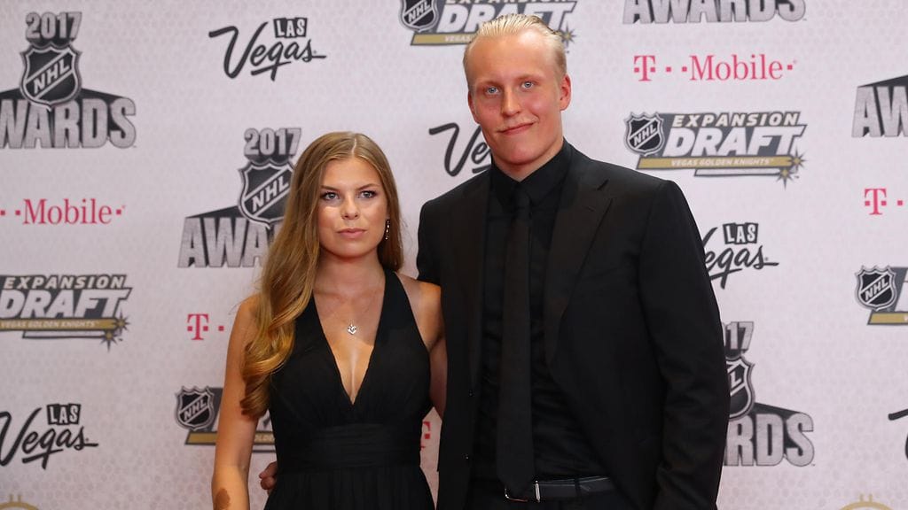 Patrik Laine NHL:n palkintogaalassa tyttöystävänsä kanssa.