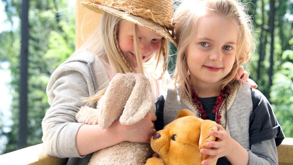 Heinähattu ja Vilttitossu, Emily Shipway ja Ella kangas 1