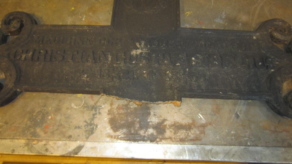 Säveltä Jean Sibeliuksen isän Christian Sibeliuksen hautauristi joutui ilkivallan kohteeksi Hämeenlinnassa.