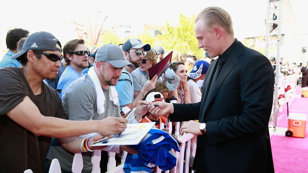 Patrik Laine antoi nimikirjoituksia NHL:n palkintogaalassa Las Vegasissa.