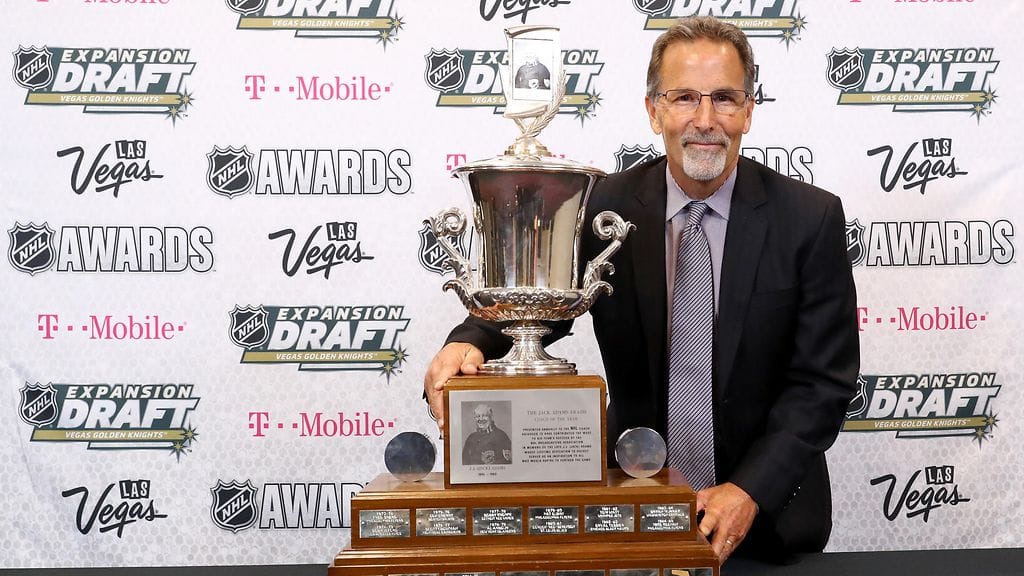 Columbuksen John Tortorella palkittiin NHL:n parhaana valmentajana viime kauden jälkeen.