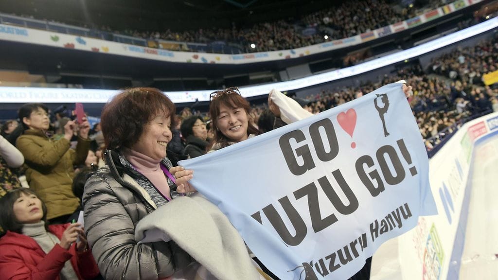 Japanilaisfanit kannustivat suosikkiaan Yuzuru Hanyuta Helsingin MM-kisoissa.