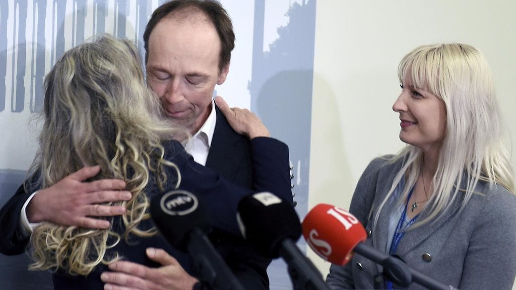 Perussuomalaiset puolueen jättänyt ja siihen palaava kansanedustaja Ritva Elomaa halaa perussuomalaisten puheenjohtaja Jussi Halla-ahoa, puolueen varapuheenjohtaja Laura Huhtasaari seuraa perussuomalaisten eduskuntaryhmän tiedotustilaisuudessa eduskunnassa 22. kesäkuuta 2017.