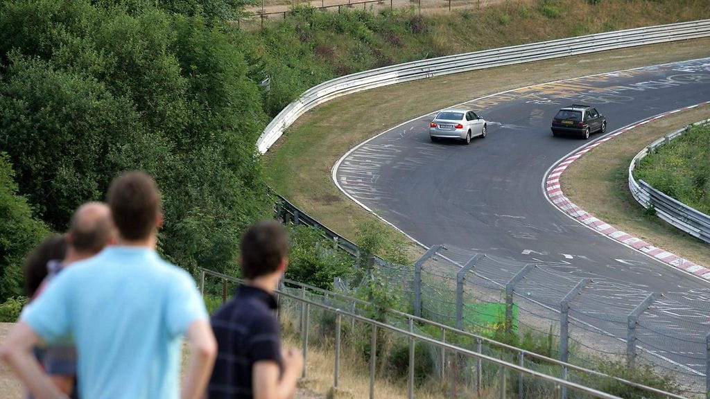 Volkswagen ja BMW ottavat toisistaan mittaa Nürburgringillä.