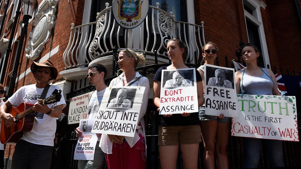 Julian Assangen kannattajat vastustivat hänen mahdollista karkotustaan Britanniasta Ecuadorin Lontoon-lähetystön edustalla viime kesänä.
