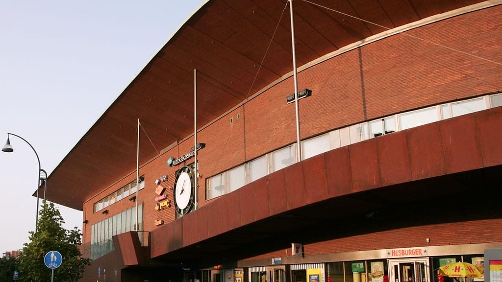 Kuvituskuvaa Jyväskylän matkakeskuksen edustalta.