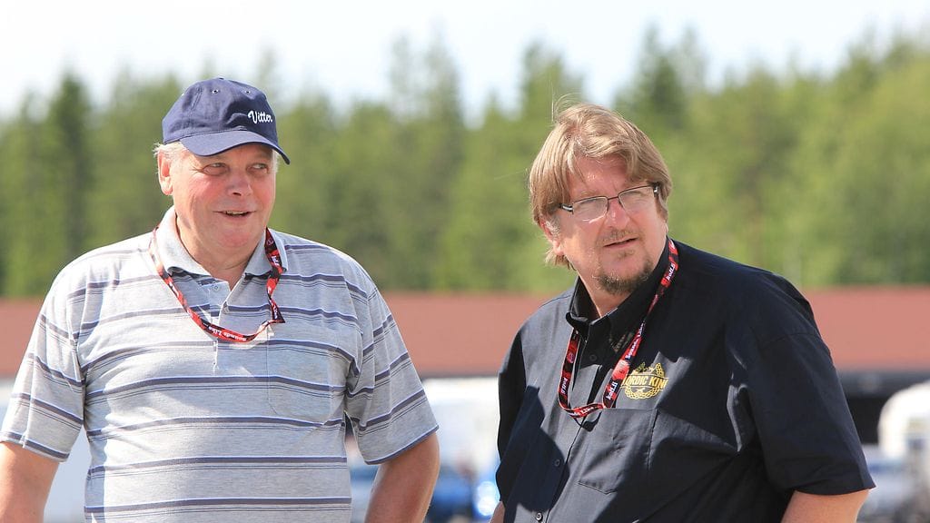 Pekka Lillbacka (oik.) isännöi Nordic King -raveja itse rakennuttamallaan PowerParkin raviradalla Härmässä.