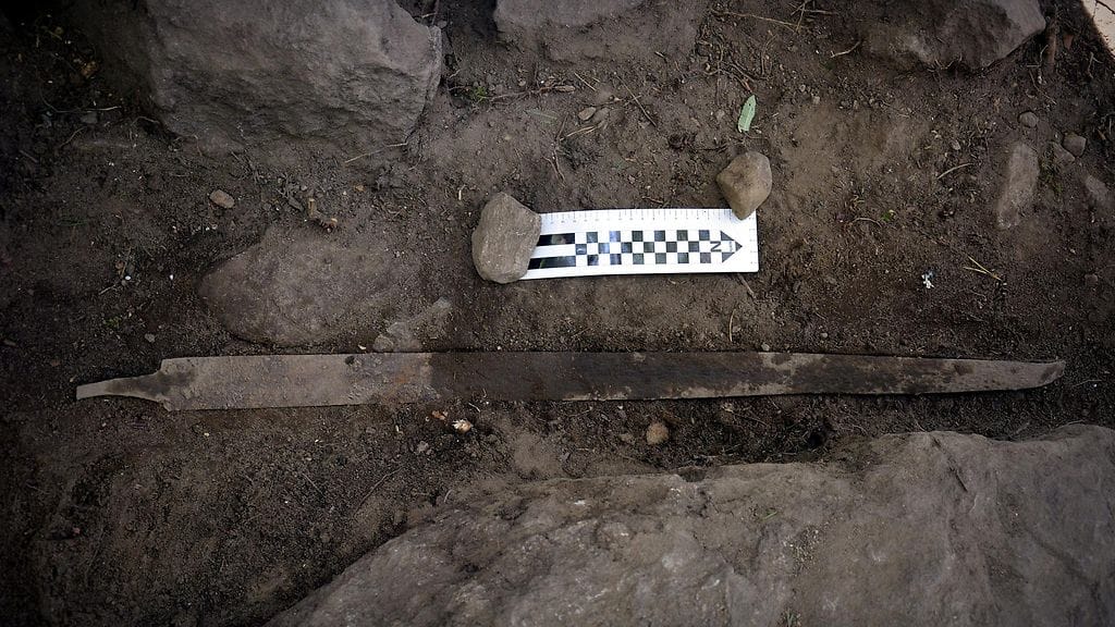 Valkeakosken kalmistosta löytynyt rautakautinen miekka.