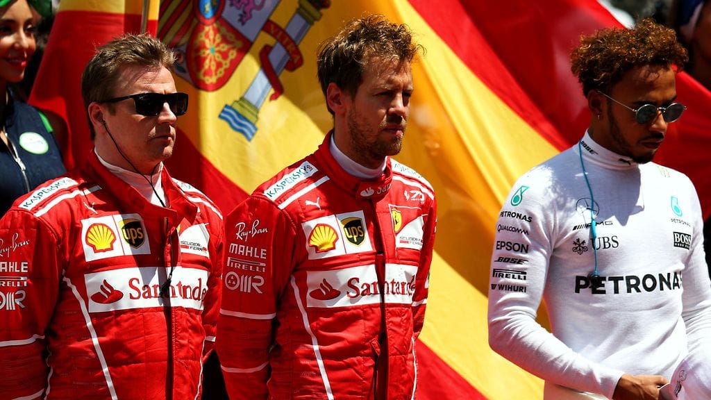 Voisitko kuvitella Lewis Hamiltonia punaisiin ajohaalareihin?