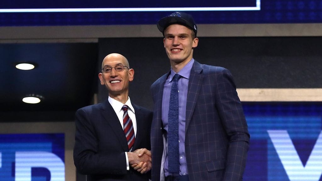 NBA-komissaari Adam Silver ja Lauri Markkanen.