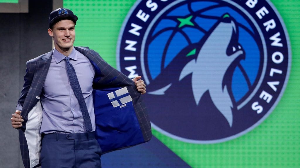 Lauri Markkasen takissa komeili Suomen lippu.