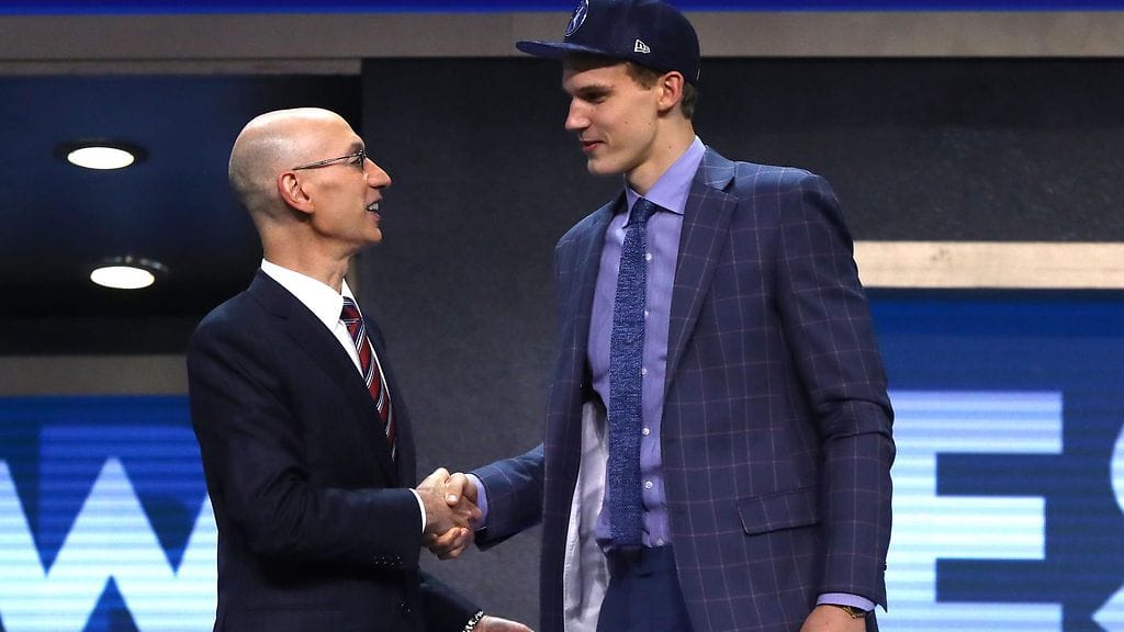 NBA:n komissaari Adam Silver onnitteli seitsemäntenä varattua Lauri Markkasta.